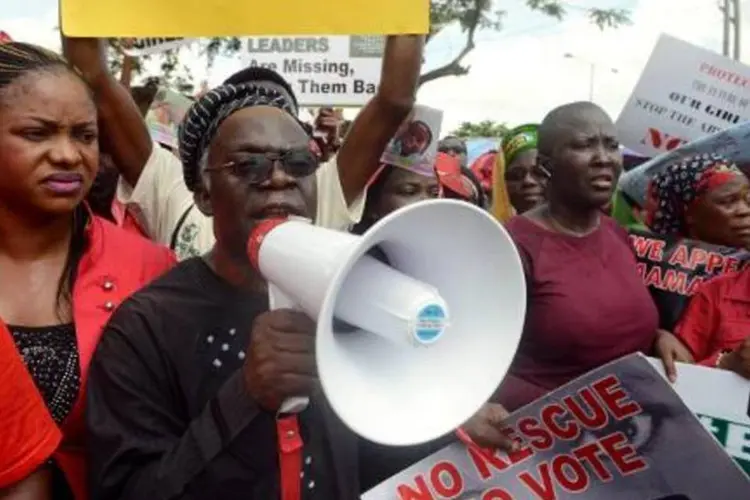 
	Ativistas protestam contra sequestro de meninas na Nig&eacute;ria:&nbsp;quase 300&nbsp;meninas foram levadas da escola onde estudavam
 (Pius Utomi Ekpei/AFP)