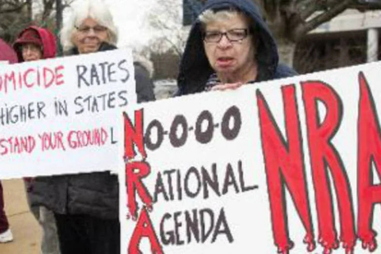 Ativistas protestam em frente à National Rifle Association (NRA): atualmente, existe tecnologia que permite bloquear a distância o funcionamento de uma arma (Paul J. Richards/AFP)