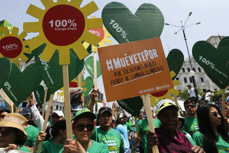 Ativistas fazem marcha em Lima, no Peru, para pressionar conferência climática da ONU (Mariana Bazo/Reuters)
