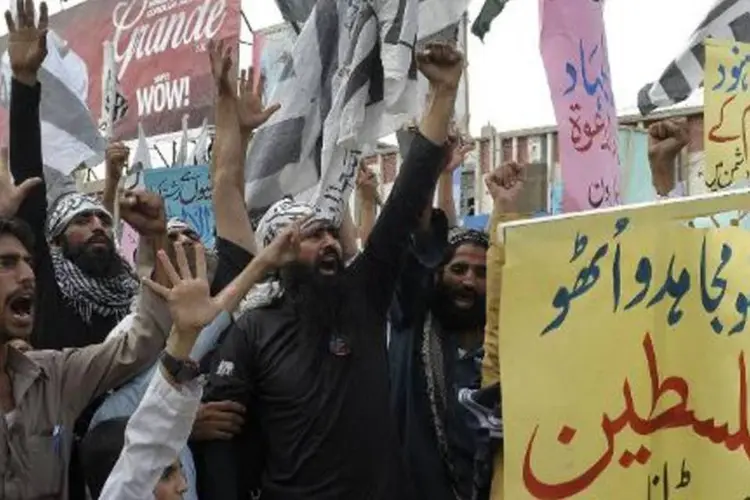 Ativistas paquistaneses da organização Jamat-ud-Dawa (JuD) gritam palavras de ordem em um protesto contra as operações militares de Israel em Gaza (Banaras Khan/AFP)
