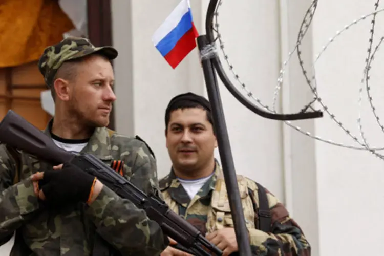 Ativistas pró-Rússia armados em Slaviansk, na Ucrânia: helicóptero, um Mi-24, que foi alvejado por uma metralhadora pesada, caiu dentro de um rio (Vasily Fedosenko/Reuters)