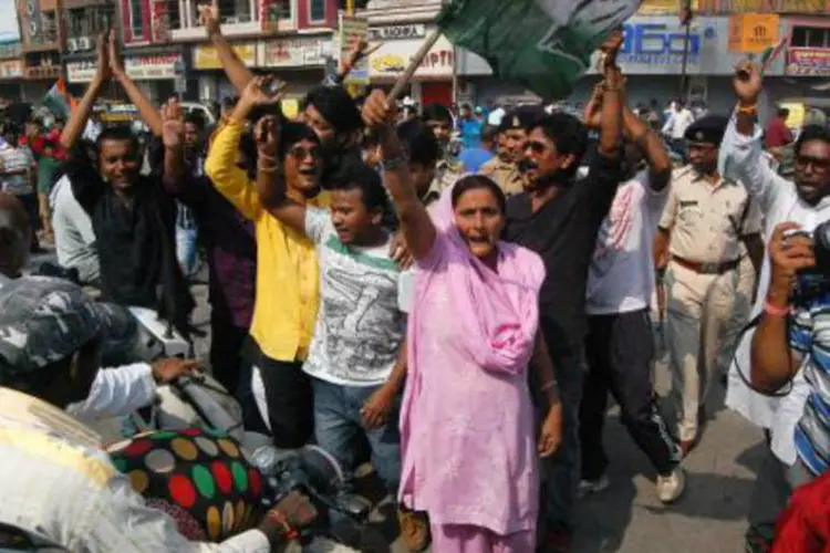 Ativistas protestam contra morte de 13 mulheres em programa de esterilização promovido pelo governo da Índia (AFP)