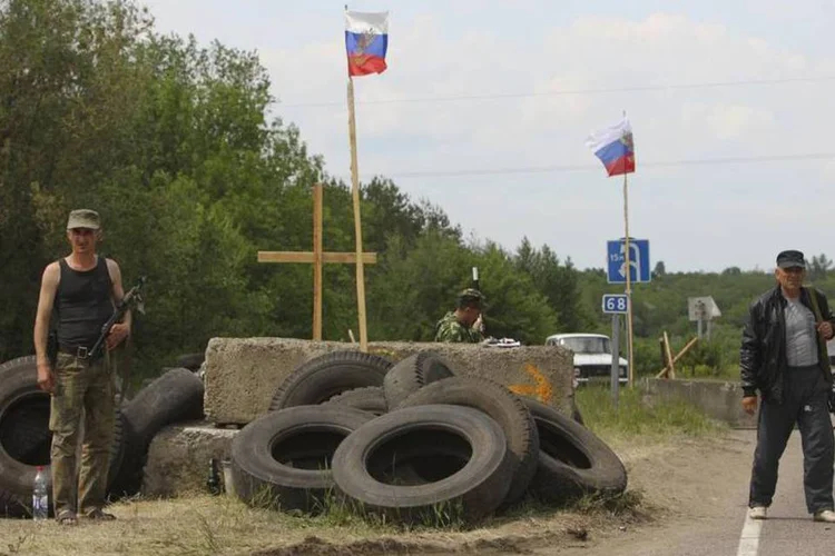 Ativistas pró-Rússia em barricada na Ucrânia: rebeldes reconheceram ter sofrido várias baixas (Valentyn Ogirenko/Reuters)