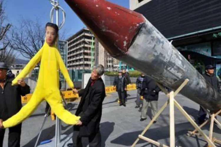 Ativistas sul-coreanos protestam com boneco do dirigente norte-coreano Kim Jong-un: os mísseis norte-coreanos podem impactar em um raio de 400 km ao sul da fronteira (Jung Yeon-Je/AFP)