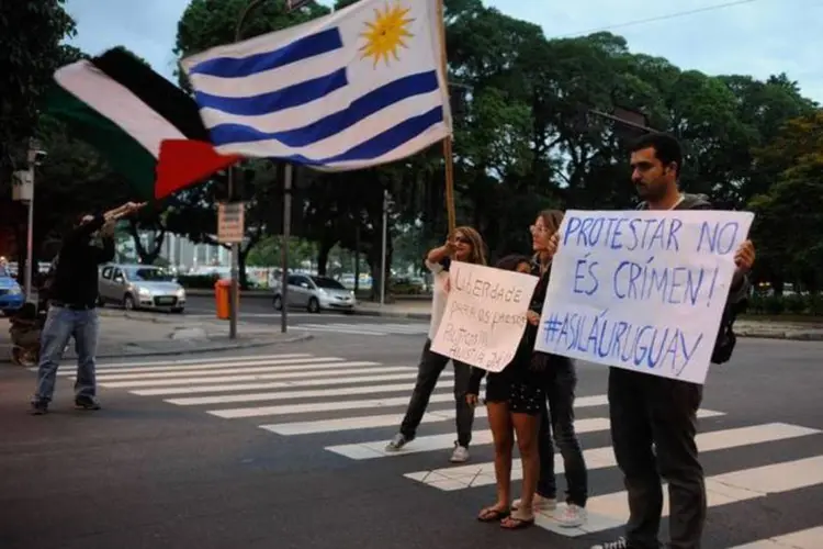Ativistas realizam ato em frente ao consulado do Uruguai, no Rio de Janeiro (Tomaz Silva/ABr)