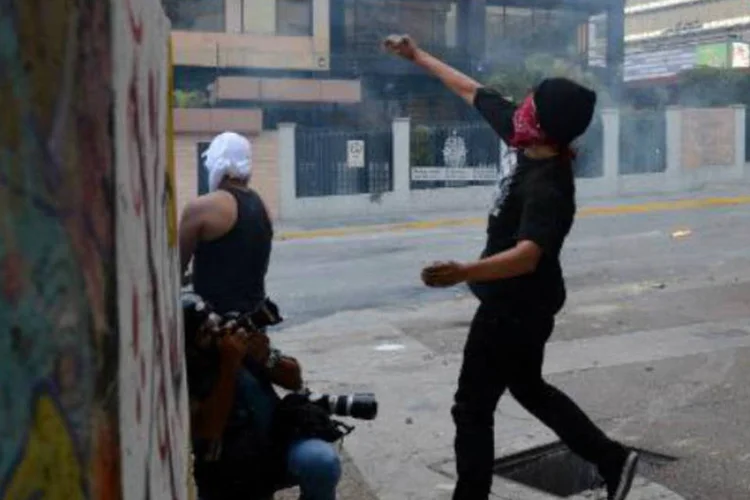 
	Ativistas da oposi&ccedil;&atilde;o lan&ccedil;am coquet&eacute;is molotov na Venezuela:&nbsp;deten&ccedil;&otilde;es desses dois prefeitos se somam &agrave; pris&atilde;o, em fevereiro, do dirigente opositor Leopoldo L&oacute;pez
 (Juan Barreto/AFP)