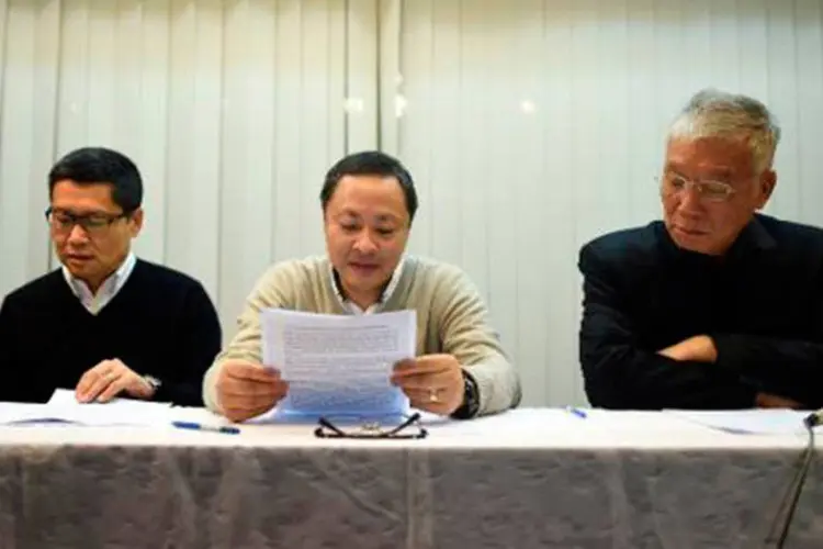 Os ativistas pró-democracia Benny Tai (C), Chan Kin-man (E) e Chu Yiu-ming durante entrevista coletiva em Hong Kong
 (Johannes Eisele/AFP)