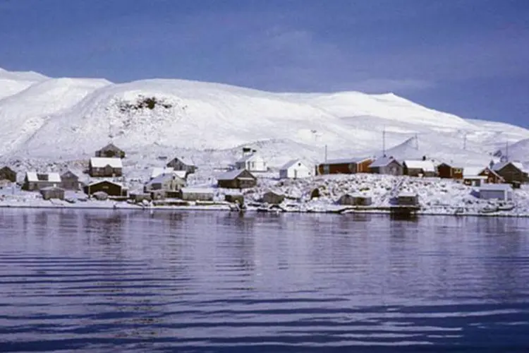 Vila Atka, no Alasca: o epicentro do terremoto foi localizado a 201 km desse povoado onde ficam as sedes de grandes empresas comerciais de pesca (George Putney/Wikimedia Commons)