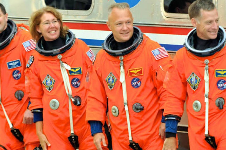 Astronautas do Atlantis já estão instalados na cabine