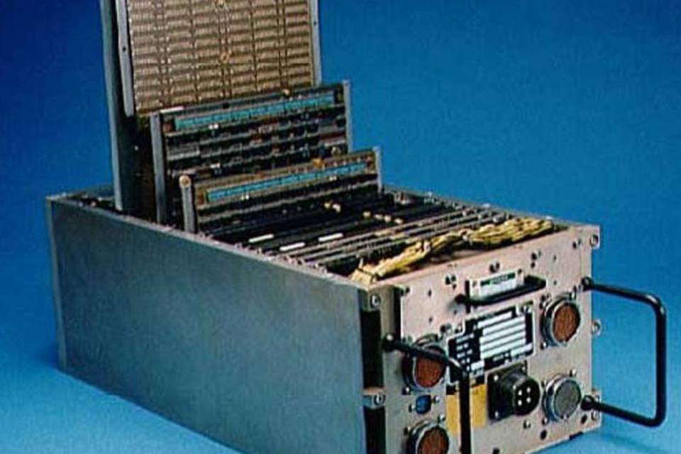 Astronautas consertam computador da Atlantis