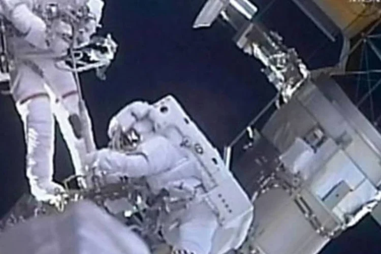 A expedição foi ampliada para permitir que os astronautas instalassem uma quarta bateria