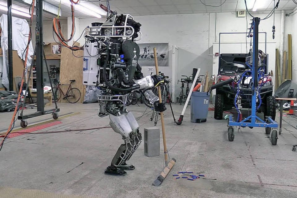 Robô faz tarefas domésticas como varrer e aspirar chão