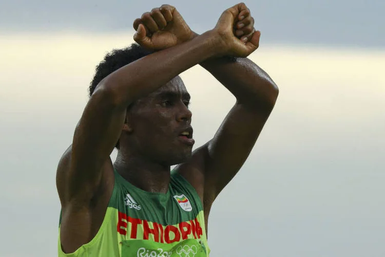 
	Feyisa Lilesa: o fundista esclareceu que realizou o movimento para chamar a aten&ccedil;&atilde;o sobre o que est&aacute; acontecendo em sua regi&atilde;o natal
 (Athit Perawongmetha/Reuters)