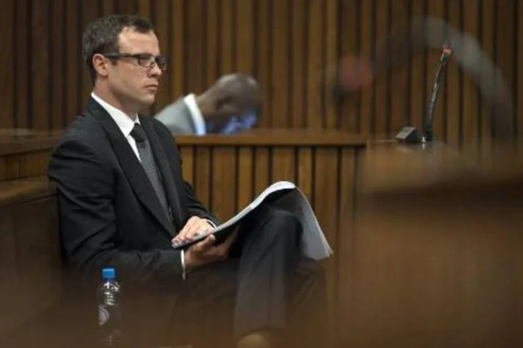 O atleta paralímpico sul-africano Oscar Pistorius durante julgamento (Mujahid Safodien/AFP)