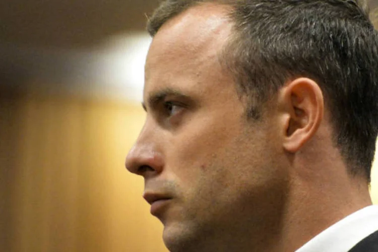 
	O atleta paral&iacute;mpico sul-africano Oscar Pistorius: &quot;a primeira coisa que passou pela minha cabe&ccedil;a foi que eu precisava me armar, que eu precisava proteger e Reeva e que eu precisava pegar minha arma&quot;
 (Herman Verwey/Pool/Reuters)