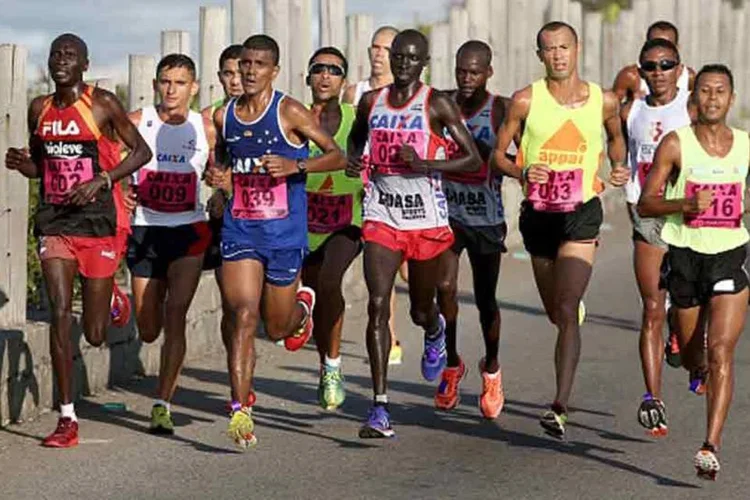 
	Desgaste: corredores de elite no Parque Natural Municipal de Marapendi durante a Maratona do Rio, em maio.
 (Getty Images/Matthew Stockman)
