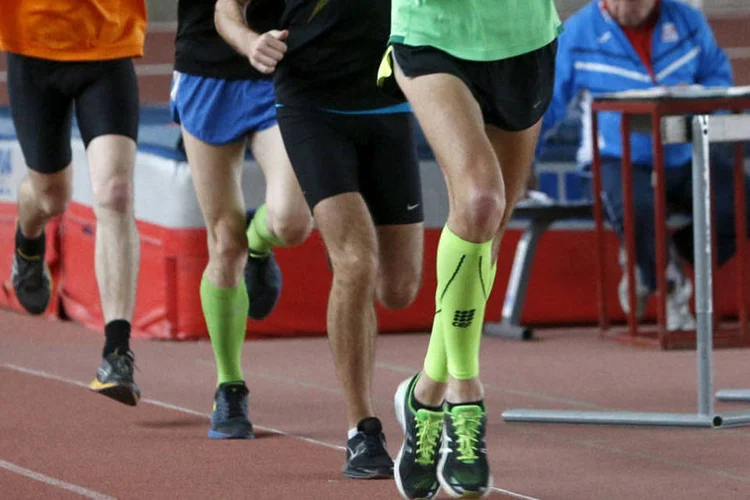 
	Atletas russos correm em centro de treinamento em Moscou: No entender da Wada e da IAAF, a R&uacute;ssia promoveu um doping sistem&aacute;tico entre seus atletas
 (Sergei Karpukhin/REUTERS)