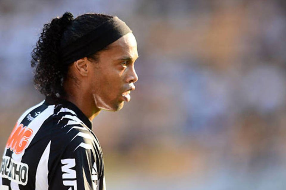 Ronaldinho deve renovar com o Atlético só em janeiro