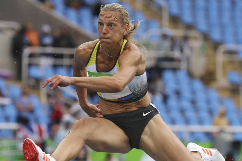 Atletismo começa sob chuva e com assentos vazios no estádio