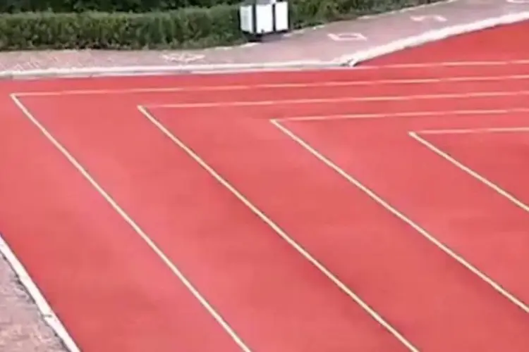 Linhas de pista de atletismo na China, feitas assim por falta de tempo (Reprodução/YouTube)