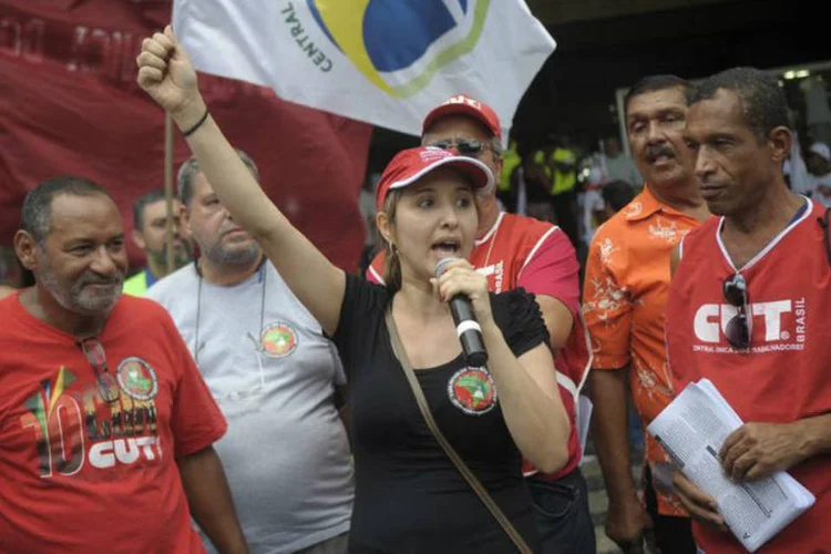 
	Protesto de centrais sindicais: ato foi contra as demiss&otilde;es em massa e as Medidas Provis&oacute;rias 664 e 665
 (Fernando Frazão/Agência Brasil)