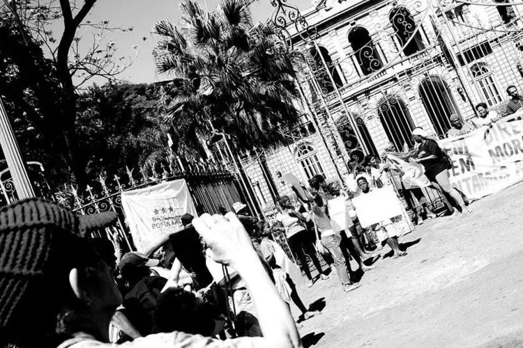 Manifestantes durante ato contra a desocupação de Rosa Leão, Esperança e Vitória, em Belo Horizonte (Barnabé di Kartola/Flickr/Creative Commons)