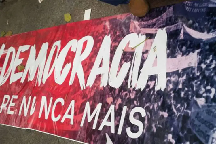 
	Protestos: &quot;n&atilde;o vai ter golpe&quot; j&aacute; se tornou o bord&atilde;o daqueles que s&atilde;o contra o impeachment
 (Sayonara Patrícia/Agência Brasil)