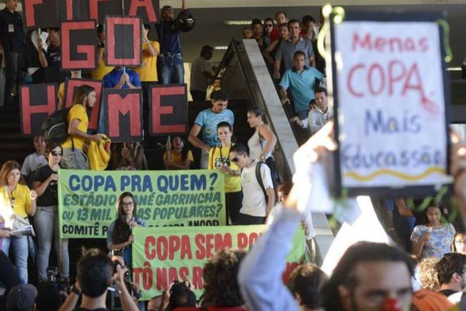 Manifestação em Brasília sai em direção ao Mané Garrincha