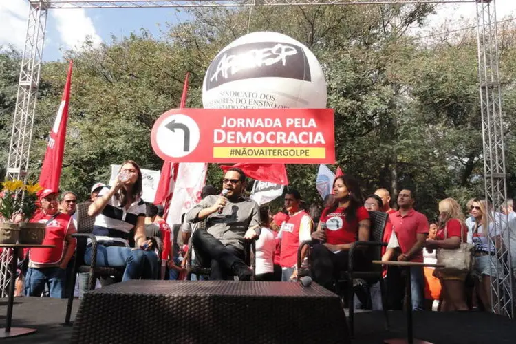 
	Vestindo camisetas vermelhas do PT e da CUT, manifestantes se reuniram em frente ao Instituto Lula
 (Rita Azevedo/Exame.com)