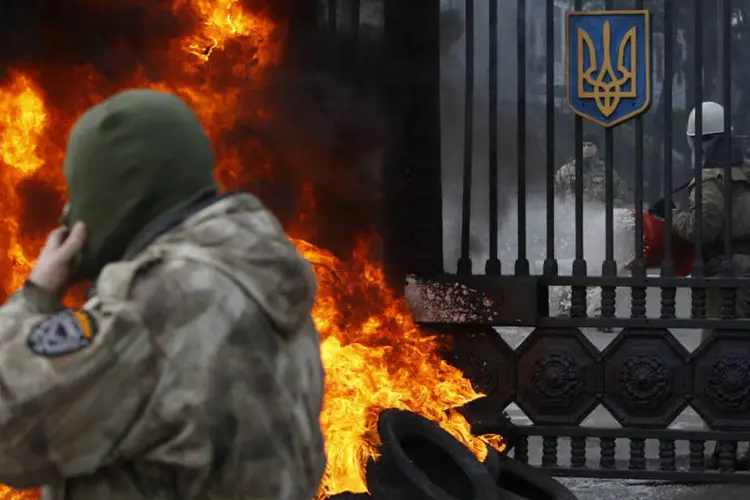 Ato em Kiev: manifestantes tentaram entrar para entregar pedido e foram impedidos por policiais (Valentyn Ogirenko/Reuters)