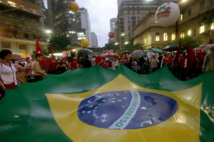 Manifestantes em passeata do Dia Nacional de Lutas em Defesa dos Direitos dos Trabalhadores, da Democracia, da Petrobras e pela Reforma Política (Paulo Pinto/Fotos Públicas)