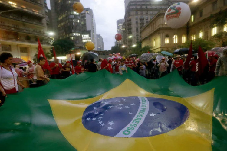 Manifestantes em passeata do Dia Nacional de Lutas em Defesa dos Direitos dos Trabalhadores, da Democracia, da Petrobras e pela Reforma Política (Paulo Pinto/Fotos Públicas)