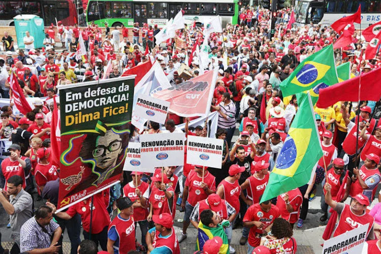 
	Manifestantes na Avenida Paulista: o grupo Revoltados Online havia prometido fazer um protesto simult&acirc;neo ao da CUT
 (Paulo Pinto/Fotos Públicas)