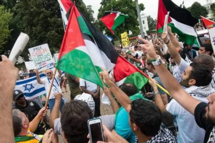 Manifestantes pró-palestinos trocam insultos com um pequeno grupo de judeus ortodoxos perto da Casa Branca (Nicholas Kamm/AFP)