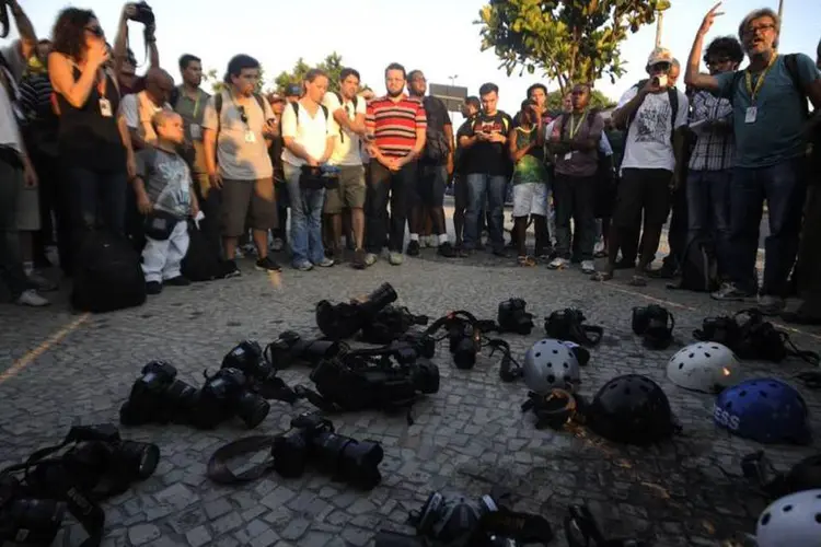 
	Ato homenageia cinegrafista morto do Rio: a Abraji contabilizou centenas de agress&otilde;es a jornalistas durante a cobertura de protestos desde junho de 2013, maior parte cometida por policiais militares
 (Agência Brasil/Fernando Frazão)