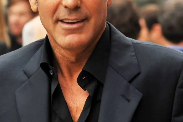 
	George Clooney: de terno e camisa preta, o ator come&ccedil;ou servindo &aacute;gua aos seus colegas de elenco
 (Wikimedia Commons)