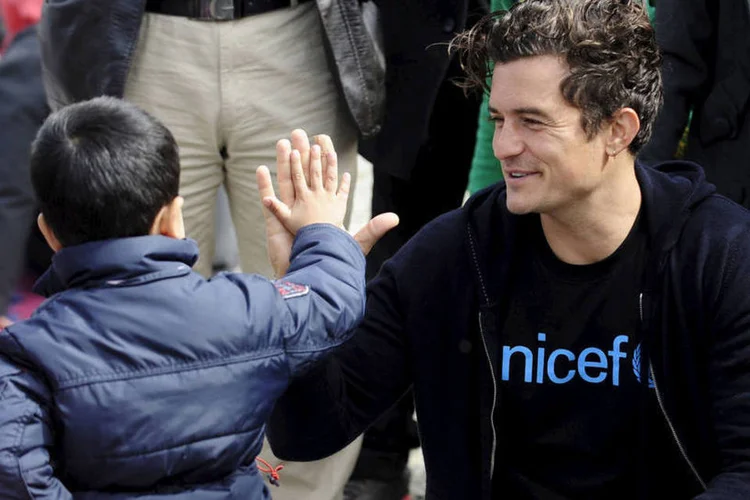 
	Ator Orlando Bloom com refugiados s&iacute;rios: a visita do astro do cinema gerou entusiasmo entre as crian&ccedil;as, embora nem todas soubessem quem ele era
 ( Reuters / Ognen Teofilovski)