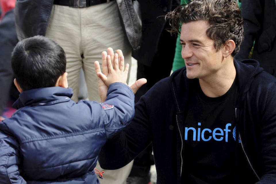 Orlando Bloom visita refugiados na fronteira da Grécia