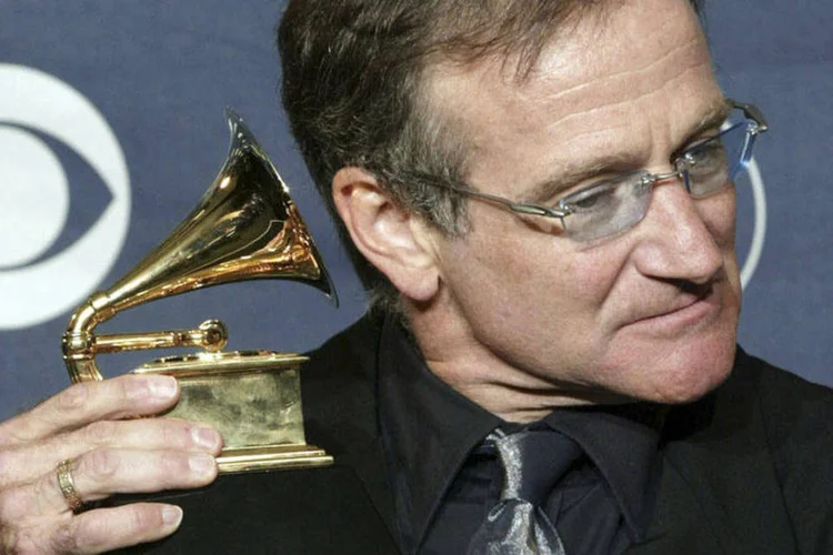 Comediante Robin William segura o seu Grammy durante a premiação de 2003, em Nova York (Peter Morgan/Reuters)