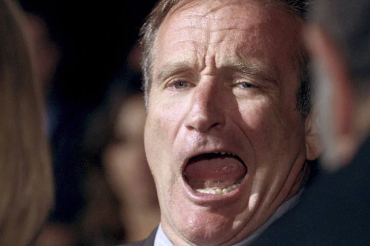 Ator Robin Williams brinca com repórteres durante a pré-estreia do filme "Retratos de uma Obsessão", em uma foto de agosto de 2002 (Robert Galbraith/Reuters)