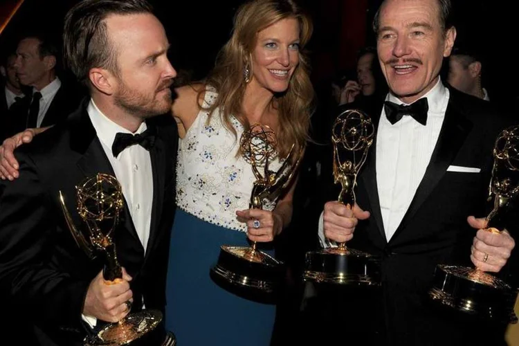 Da esquerda para a direita: ator Aaron Paul, vencedor do prêmio de ator coadjuvante em série de drama, Anna Gunn, vencedora de atriz coadjuvante em série de drama e Bryan Cranston, premiado por melhor ator, todos atores da série Breaking Bad no Emmy 2014 (Getty Images/Kevin Winter)