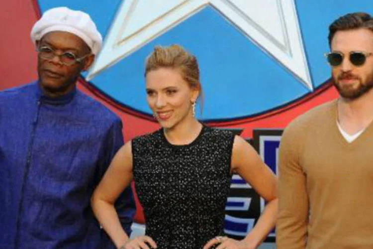 Os atores Samuel L. Jackson (e), Scarlett Johansson (c) e Chris Evans: filme estreia no dia 10 de abril no Brasil (Mandy Wang/AFP)