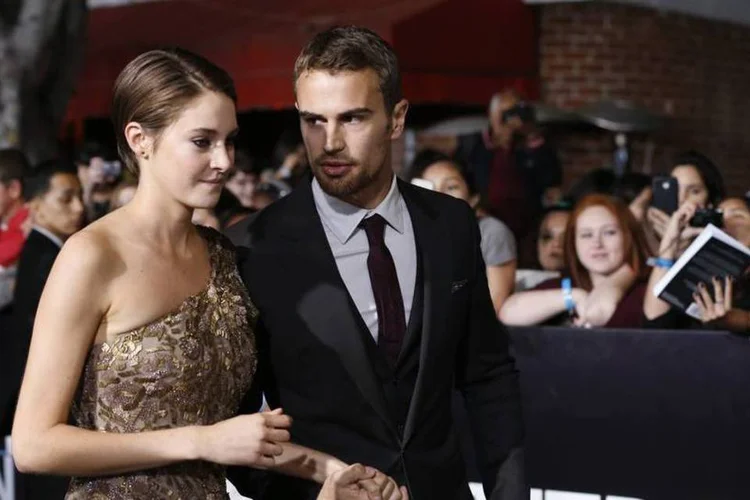 Atores Shailene Woodley e Theo James durante a pré-estreia de "Divergente", em Los Angeles (Mario Anzuoni/Reuters)