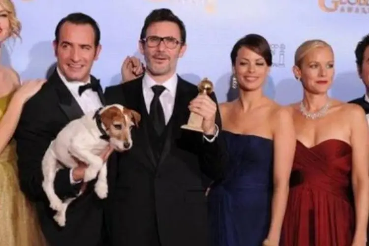 Elenco e diretor de "O Artista" posam com a estatueta do Globo de Ouro de melhor filme (Robyn Beck/AFP)