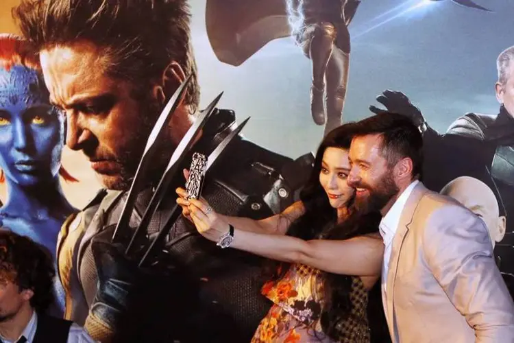 Atores Hugh Jackman e Fan Bingbing tiram fotos durante a pré-estreia de “X-Men: Dias de Um Futuro Esquecido" em Singapura (Edgar Su/Reuters)