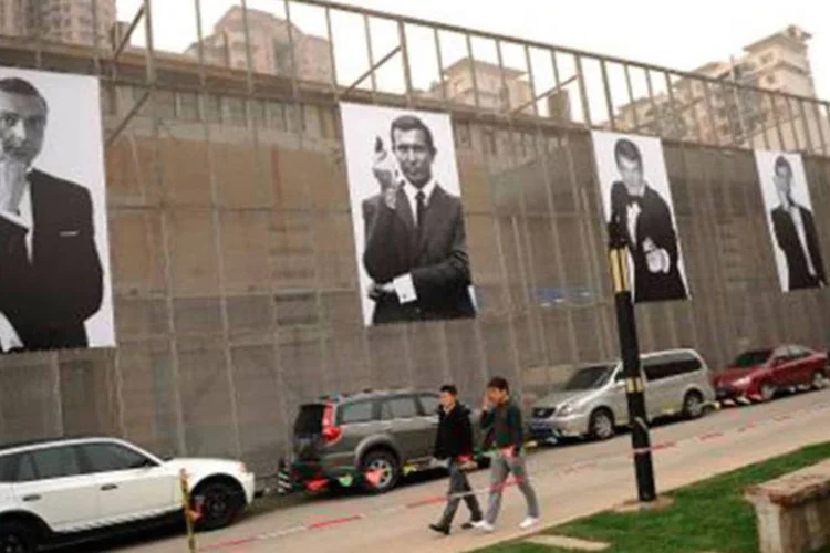Cartazes com os atores que interpretaram o papel de James Bond durante mostra em Xangai em 2013
 (Peter Parks/AFP)