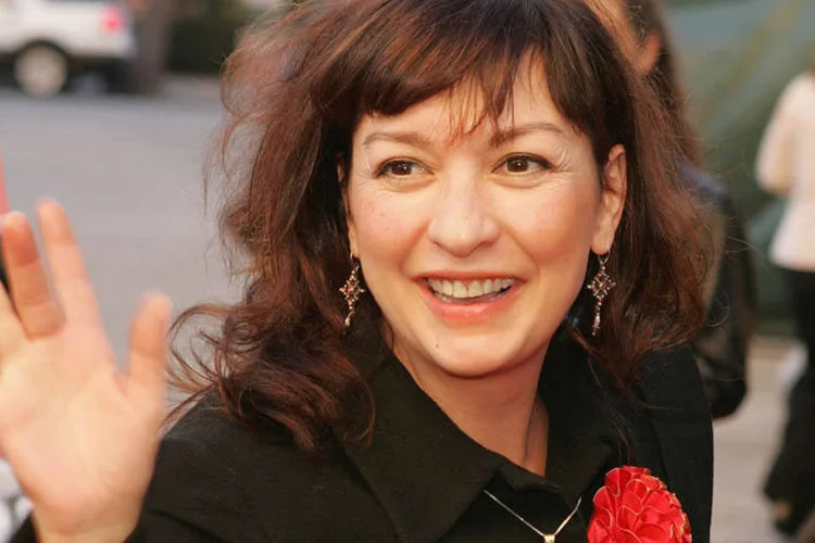 Atriz Elizabeth Pena durante evento em Hollywood, em novembro de 2004 (Phil McCarten/Reuters)