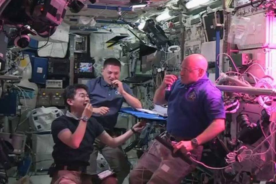 Em vídeo, astronautas comem 1ª verdura cultivada no espaço