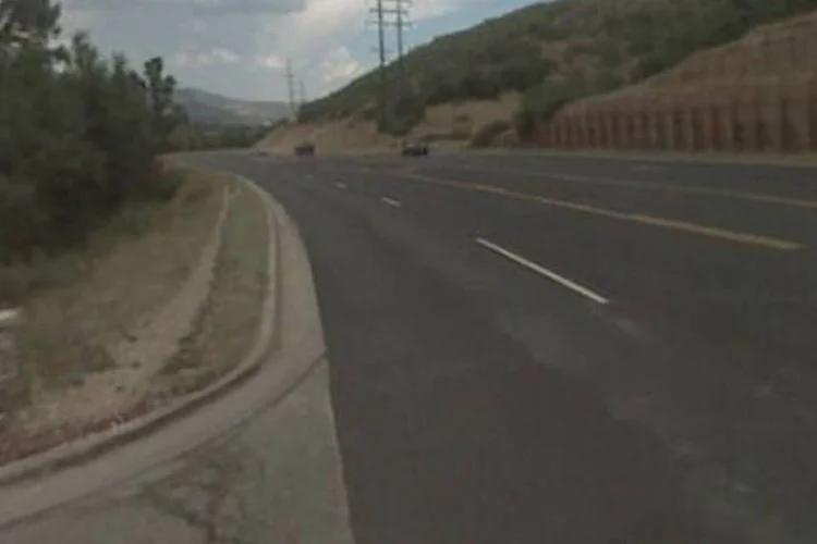 Utah State Route 224, no Google Street View: mesmo sem calçadas, mulher decidiu percorrer trajeto sugerido (.)