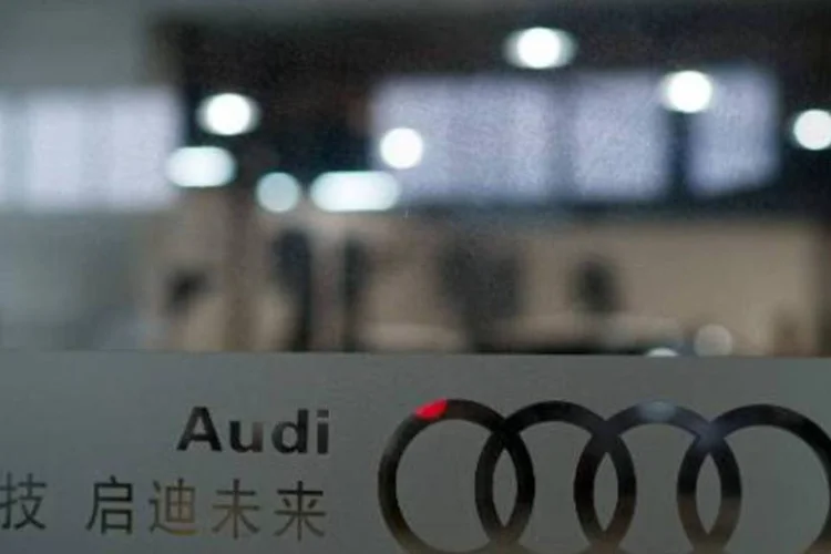 Audi: motores teriam sido manipulados para emitir menos gás carbônico em laboratório do que os equipamentos realmente usados nos veículos da marca (Johannes Eisele/AFP)